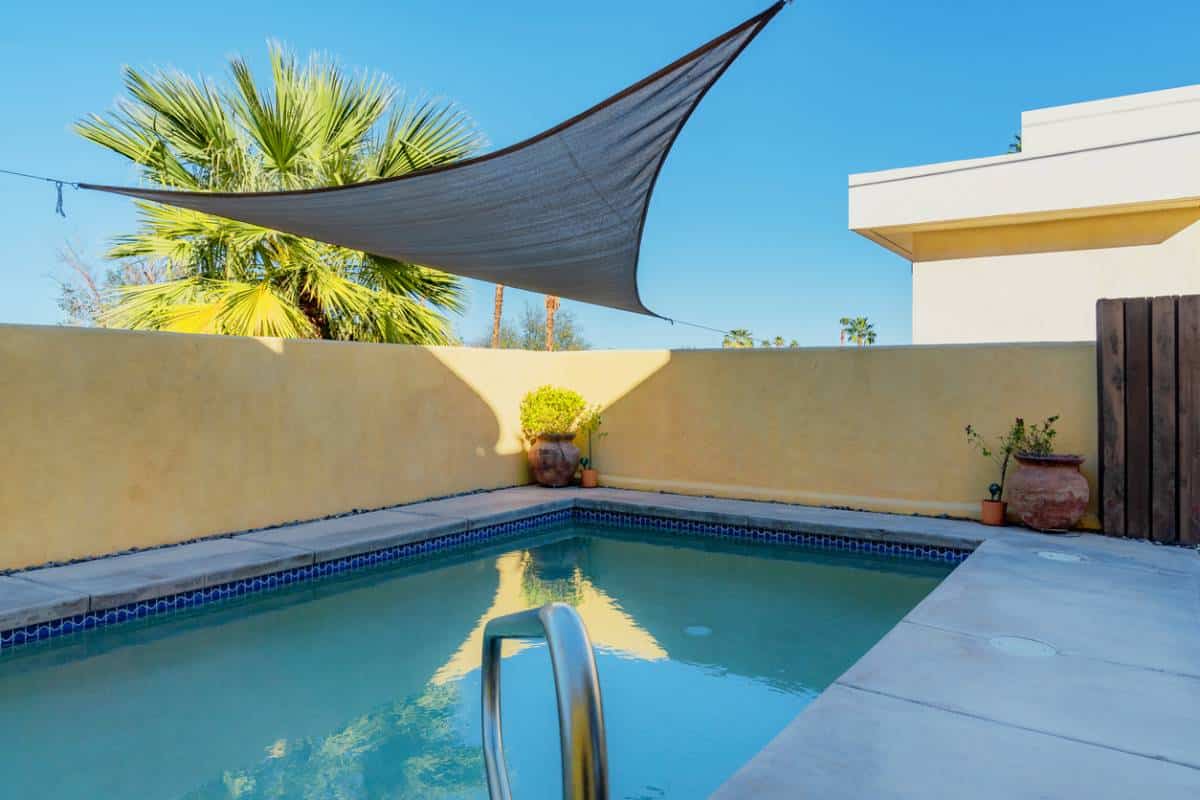 Petite piscine extérieure avec voile d’ombrage