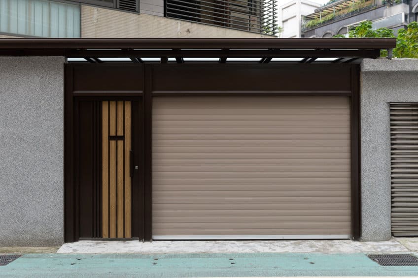 Porte de garage moderne et porte d'entrée bois